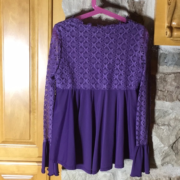 Girl & Co. By Limeapple. 
Gorgeous Flowy Top - Picture 4 of 11